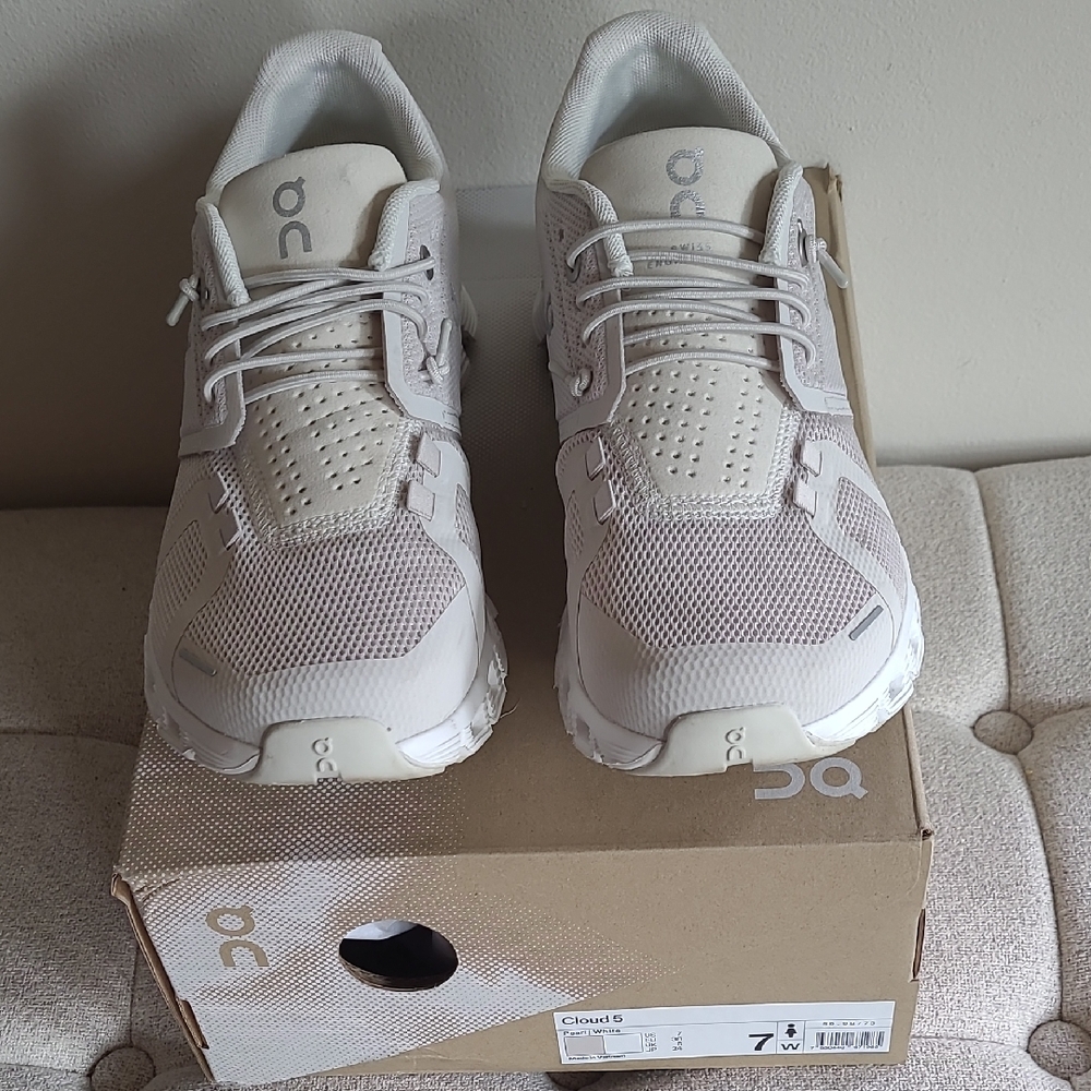 Womens ON CLOUD sneakers White And Pearl Size 7